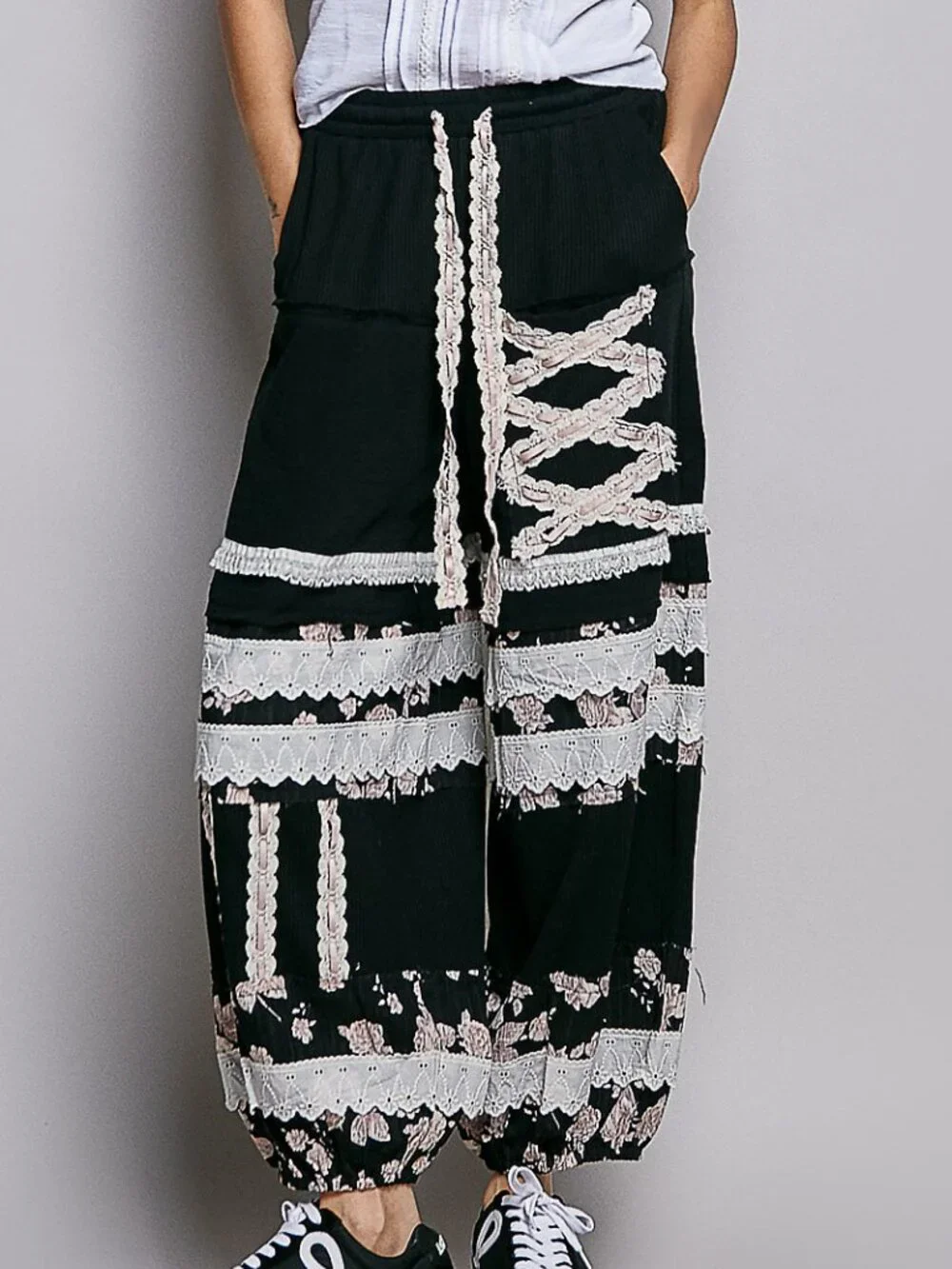 POL HIGH RISE DOUBLE GAUZE FEMININE CREAM JOGGERS-BLACK - Picture 3 of 4
